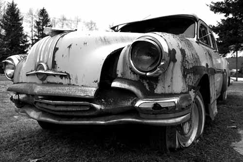 An classic, rusty American car