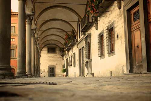 Down the cloisters of a Florentine plaza